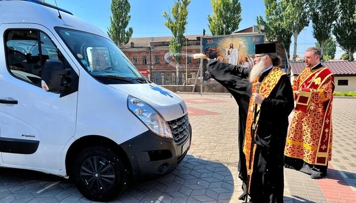Митрополит Лука освящает кареты скорой помощи в Запорожье. Фото: hramzp.ua