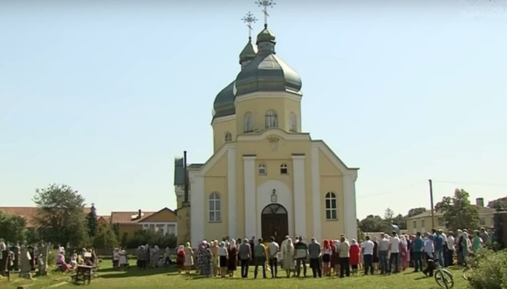 Верующие Михайловского храма УПЦ молятся перед закрытыми дверями. Фото: скриншот из видео на Youtube-канале «TVRivne1 / Рівне 1»