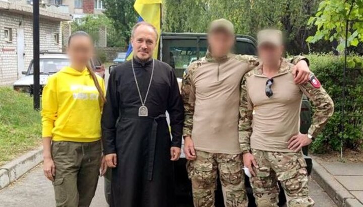 Архиепископ Новосанжарский Вениамин передал гумпомощь представителям ВСУ. Фото: Facebook-страница Полтавской епархии