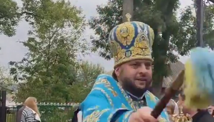 «Патриотичное кадило» от «иерарха» ПЦУ. Фото: скриншот видео Telegram-канале Виктории Кохановской