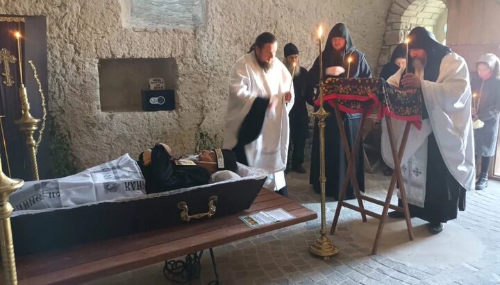 Отпевание погибшего послушника Лядовского монастыря. Фото: пресс-служба Могилев-Подольской епархии