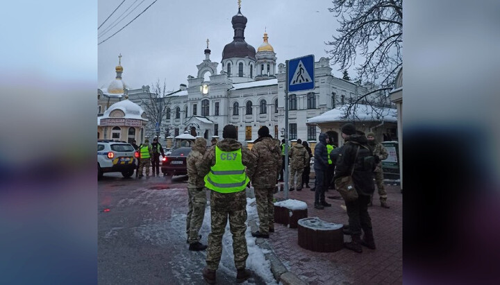 Обшуки у Києво-Печерській лаврі. Фото: Telegram-канал «Политика Страны»