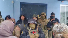 У Тарасівці люди в балаклавах викинули священника УПЦ з храму