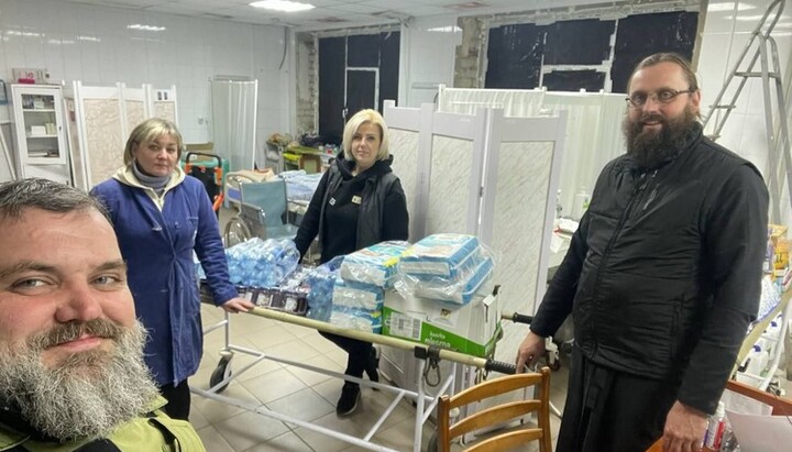 Священники Київської та Чернівецької єпархій доправили гуманітарний вантаж до прифронтових районів. Фото: news.church.ua