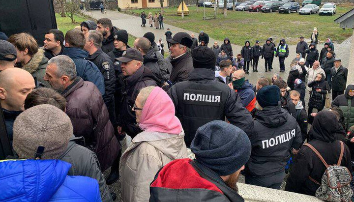 Титушки штурмуют собор УПЦ в Ивано-Франковске. Фото: pik.net.ua