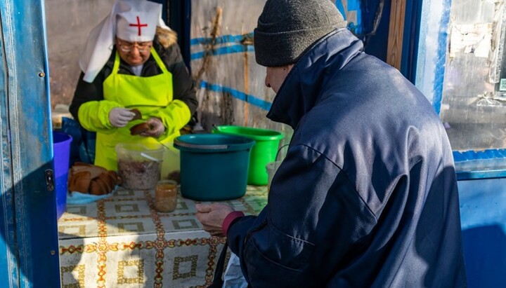 В Киеве фонд «Фавор» передал продукты пункту горячего питания