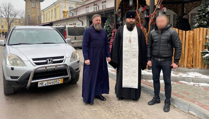 Рівненська єпархія передала ЗСУ позашляховик