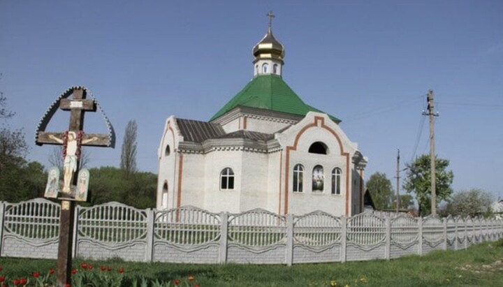 Приїжджі радикали хочуть захопити храм у Семиполках, – настоятель