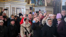 На «богослужение» Думенко в Лавру людей свозили автобусами из регионов