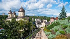 Предстоятель УПЦ відправив Божественну літургію в Архангело-Михайлівському монастирі Києва (ФОТО)