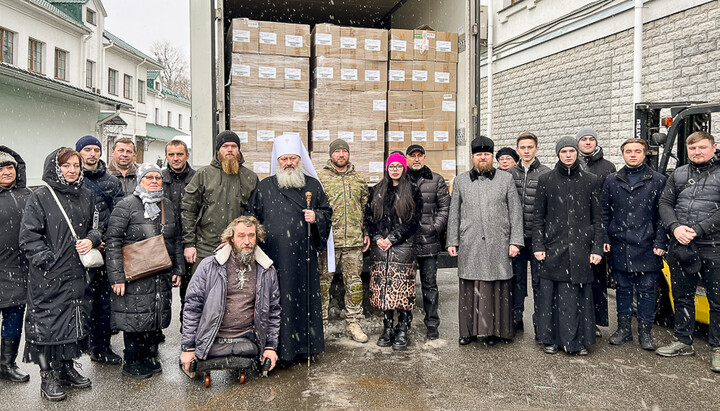 Насельники Києво-Печерської лаври та парафіяни передають ліки волонтерам. Фото: lavra.ua