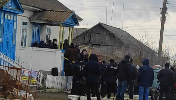 У Новому Корці прихильники ПЦУ провели збори, готують захоплення храму УПЦ