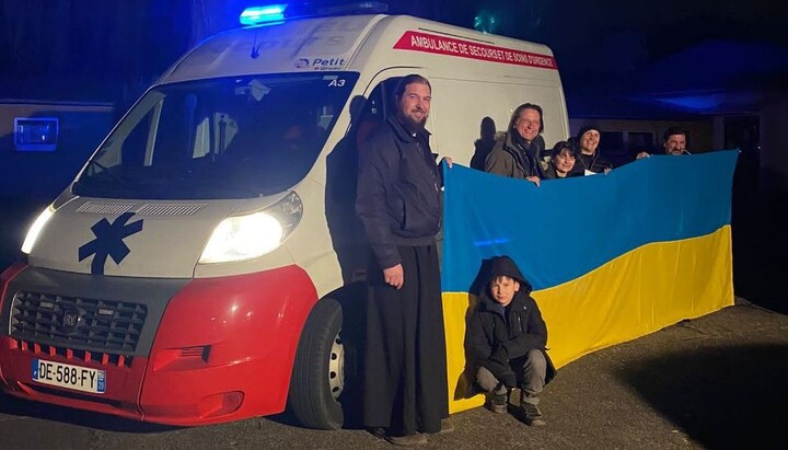 Карета скорой помощи для жителей Херсона от прихожанки УПЦ из Германии. Фото: news.church.ua