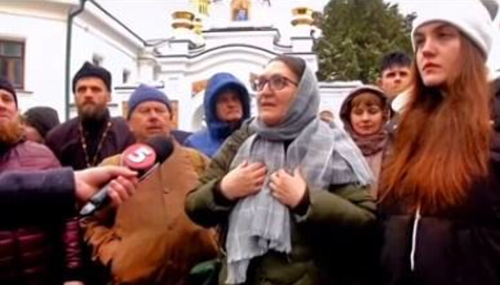 Прихожанки УПЦ из Западной Украины в Киево-Печерской лавре. Фото: скриншот видео «5 канала»