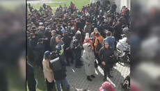 The crowd comes to "expel" believers from UOC Cathedral in Ivano-Frankivsk