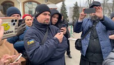 Вопросами про Крым и ПЦУ: радикалам пояснили, как провоцировать в Лавре