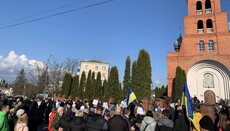 In Krasyliv, a crowd outside the church votes for its transfer to OCU