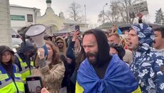 Агрессивная группа две недели проводит в Лавре незаконный митинг, – юрист