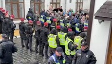 Силовики вновь пытаются захватить один из корпусов Лавры