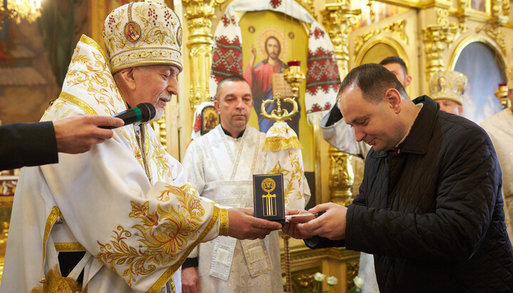"Hierarch" of the OCU awards the mayor of Ivano-Frankivsk Ruslan Martsynkiv. Photo: page R. Martsynkiv in Facebook