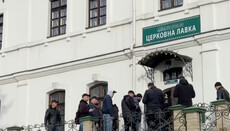 Полиция срезала замки на 44-м корпусе Лавры