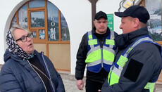 Верующая – полицейскому: Покажите документ, что мне нельзя пройти в храм