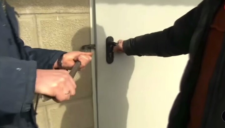 The Ministry of Culture commission breaking down the door in Kyiv-Pechersk Lavra. Photo: a screenshot of the "Channel 5" video.