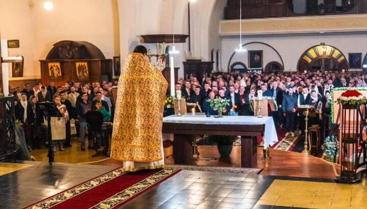 Пасхальное богослужение в одном из зарубежных приходов УПЦ. Фото: vzcz.church.ua
