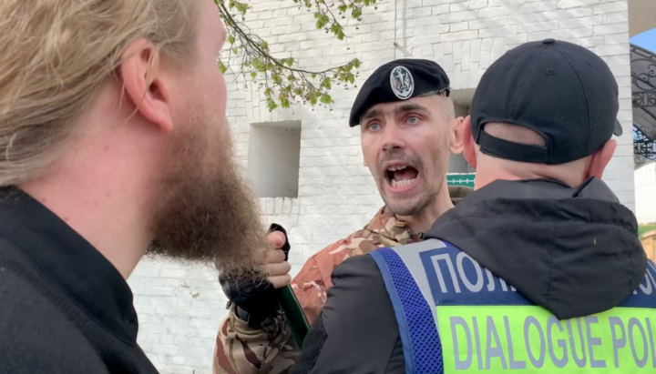 Активист Руслан Гетьман кричит на швейцарского гражданина. Фото: СПЖ
