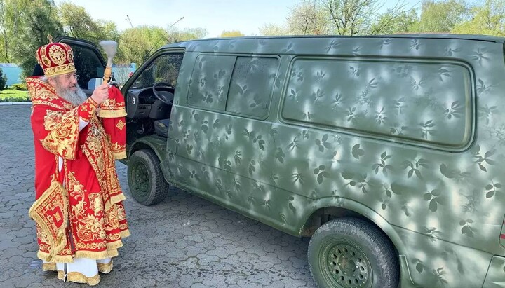Митрополит Владимир-Волынский и Ковельский Владимир освятил автомобиль для ВСУ. Фото: єпархія.укр