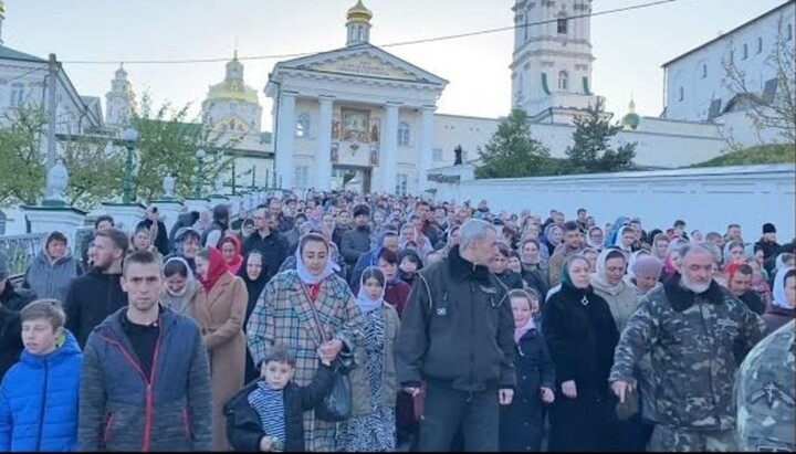 Крестный ход в Почаевской лавре. Фото: YouTube-канал «Мир»