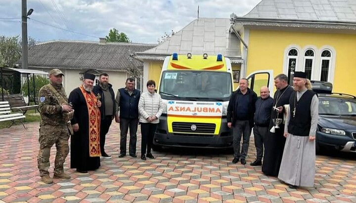 Верующие Черновицкой епархии УПЦ передали в Бахмут карету скорой. Фото: news.church.ua