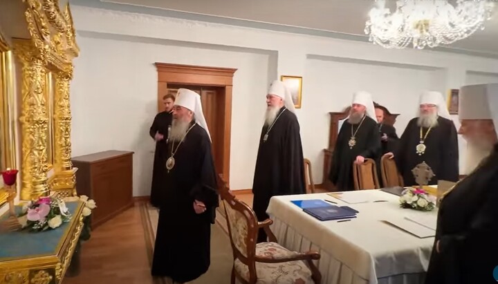 Члени Священного Синоду УПЦ звершують молитву перед своїм засіданням 23 травня 2023 р. Фото: скріншот відео Інформаційно-просвітницького відділу УПЦ