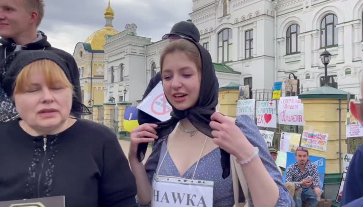 Арина Арьева на кощунственном представлении под Лаврой. Фото: СПЖ