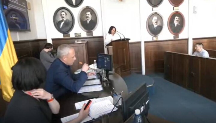 Мер Чернівців Роман Клічук на сесії міськради перериває виступ вірянки УПЦ. Фото: скріншот відео в Telegram-каналі Чернівецько-Буковинської єпархії УПЦ