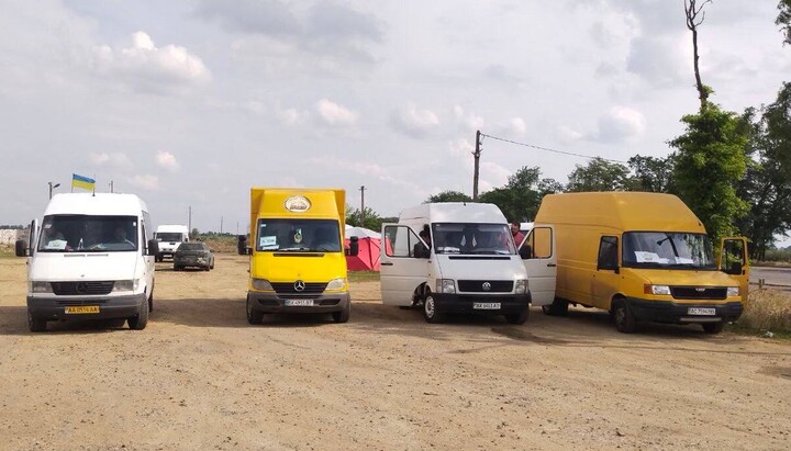 Віряни з Хмельниччини передали допомогу жителям Херсонщини. Фото: Telegram-канал Хмельницької єпархії УПЦ