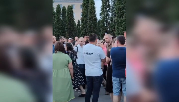 Believers of the UOC shout "shame" to the activist who came to take away the church from them. Photo: TSN video screenshot