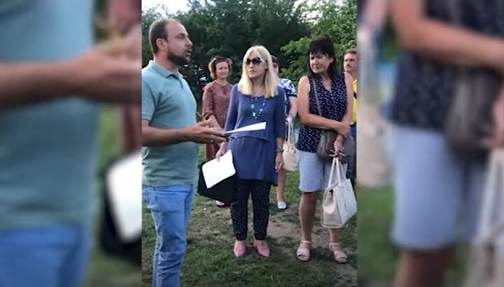 Public sector workers voting for the UOC community in Khmelnytskyi to "transfer" to the OCU. Photo: a video screenshot of the press service of the Khmelnytskyi Eparchy (UOC)