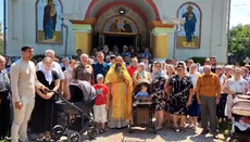 В Ленковцах сотни верующих отстояли Петропавловский храм УПЦ