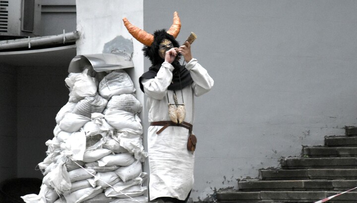 Culture worker summoning gods and spirits of Kyivan princes. Photo: Facebook page of the Historical Museum