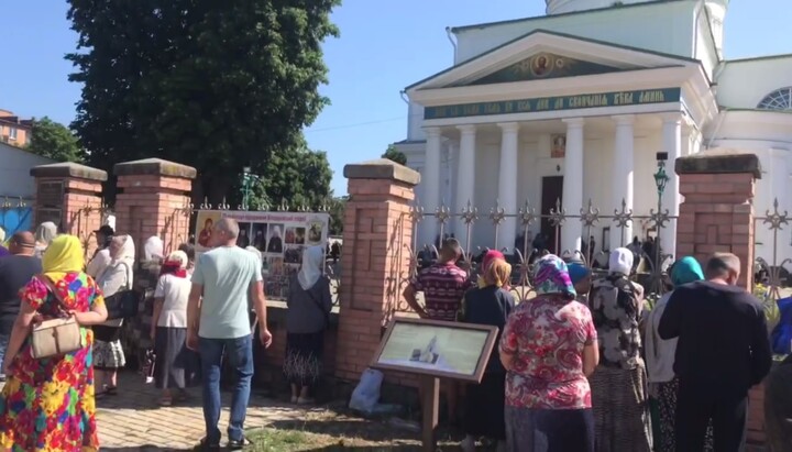 Прихожане Спасо-Преображенского собора в Белой Церкви за оградой своего храма. Фото: скриншот видео Telegram-канала «Перший Козацький»