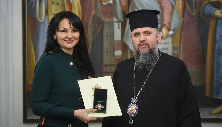 Людмила Марченко приймає чергову нагороду від Епіфанія Думенка. Фото: pomisna.info