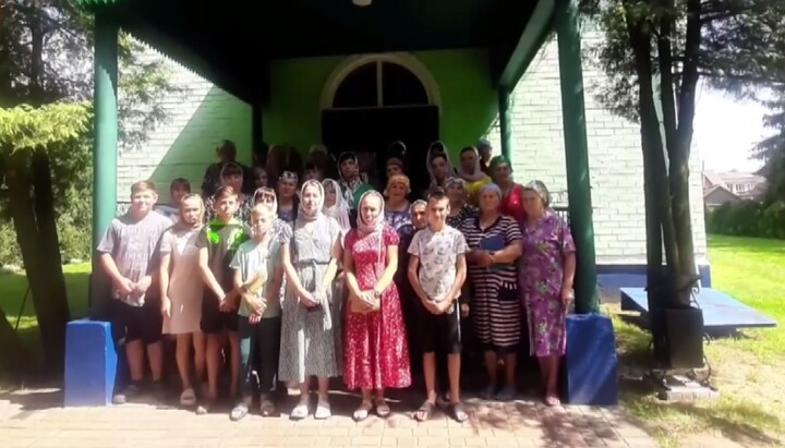 Парафіяни Миколаївського храму УПЦ села Тріскині. Фото: скріншот відео на Telegram-каналі «Дозор на "Першому Козацькому"»