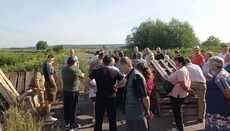 In Rivne region, "activists" barricade road for cross procession to Pochaiv