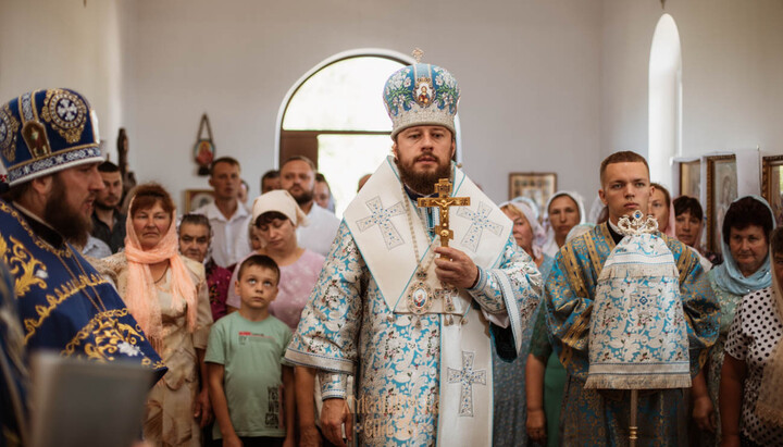 Архієпископ Віктор (Коцаба) освятив храм УПЦ в с. Райківці. Фото: сторінка Хмельницької єпархії УПЦ у Facebook