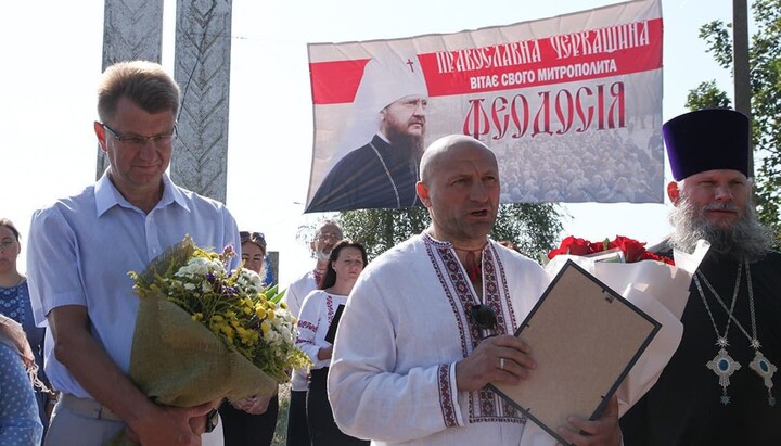 Черкасский мэр Анатолий Бондаренко выехал на границу области встречать митрополита Феодосия. Фото: Telegram-канал «Дозор на "Першому Козацькому"»