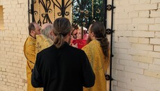 У Лаврі парафіян знову причащали через ґрати
