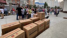 У київському храмі УПЦ отримали гуманітарну допомогу переселенці з Донбасу