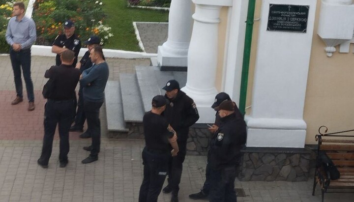 Полиция у Кременецкого монастыря. Фото: телеграм-канал «Монастирський вісник»