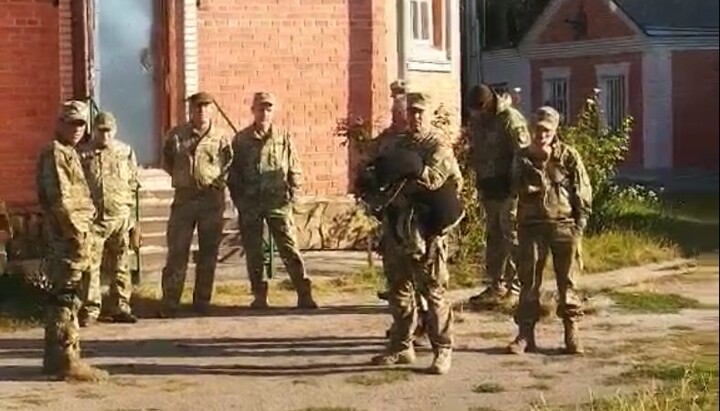 Fighters of the Myronivka territorial community unit "protect" the St. Michael's Church of the UOC from its parishioners. Photo: Telegram channel of the Bila Tserkva Eparchy of the UOC